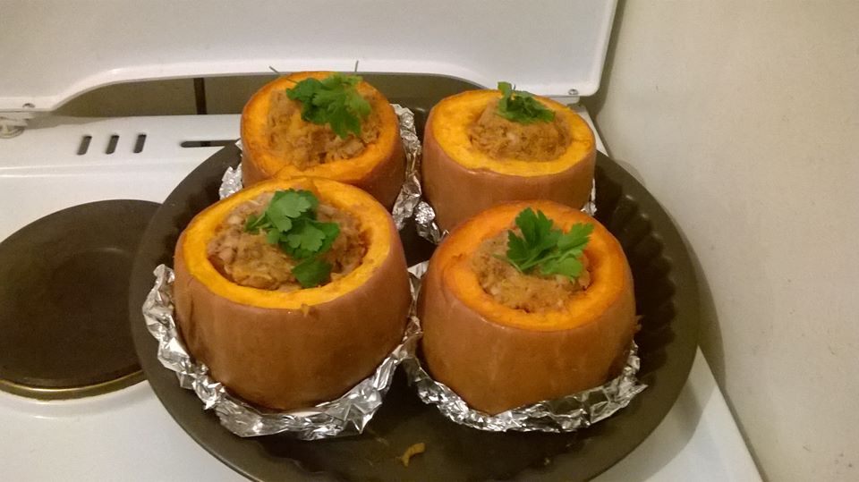 Solweig Cicuto Courges farcies au Tempeh et aux Marrons  j'ai fais aussi des tranches de Seitan a la sauce gravy aux airelles mais il faut encore que je les monte